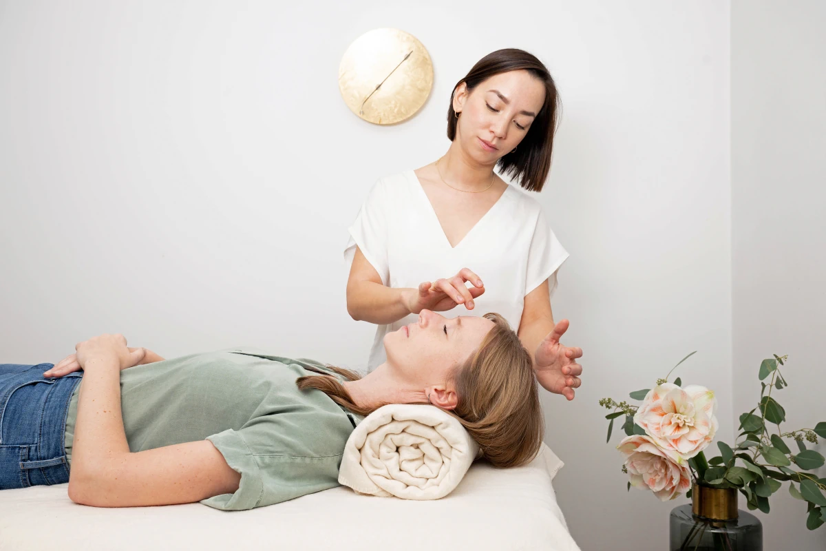 Firmenportrait Arztpraxis Aerztin Behandelt Patientin