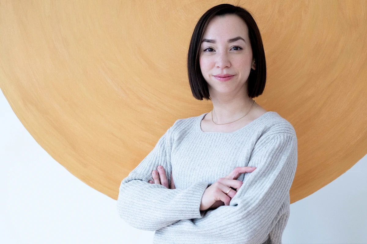 Firmenportrait Arztpraxis Aerztin Verschraenkte Arme Selbstsicher