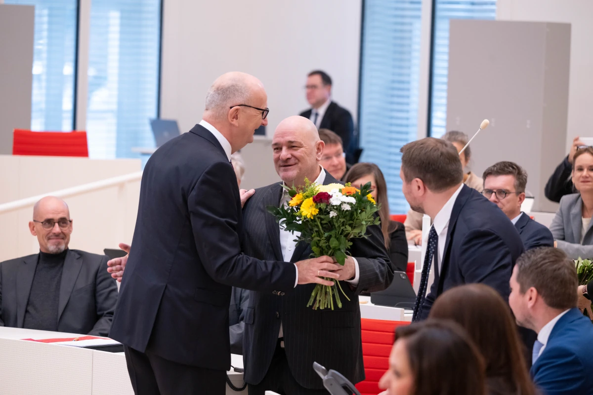 Erfolgreiche Wahl Ministerpraesident Woidke Blumen Im Plenarsaal