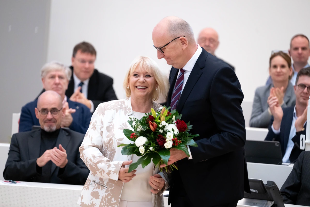 Wahl Ministerpraesident Dr Woidke Blumen Froehlich