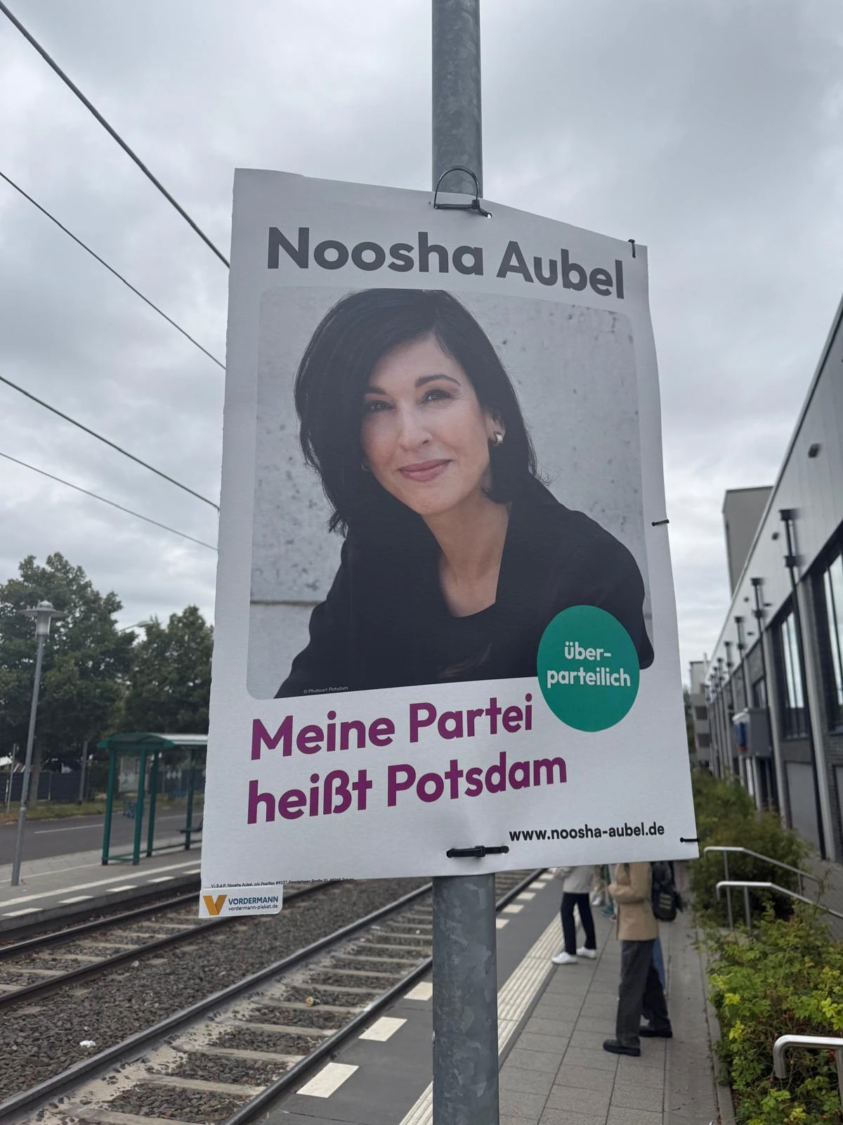 Politikerfotografie Wahlplakat an Bahnhof