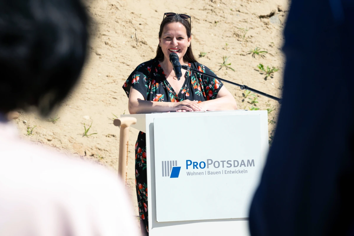 Reportagefotografie Potsdam Rede Podium Spatenstich Propotsdam
