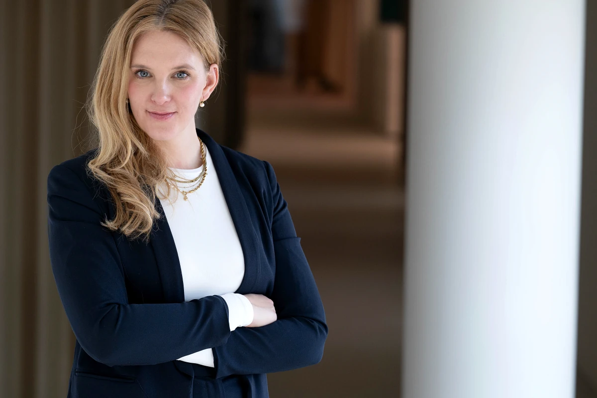 Professionelle Unternehmensfotografie Frau Seitlich Stehend Nah