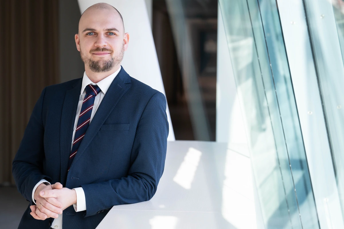 Professionelle Unternehmensfotografie Mann Fenster Lehnend