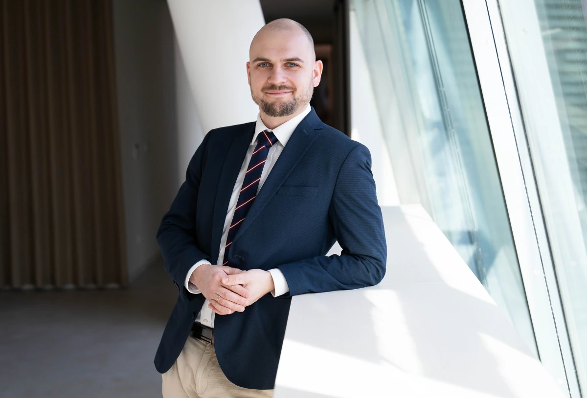 Professionelle Unternehmensfotografie Mann Lehnend 2