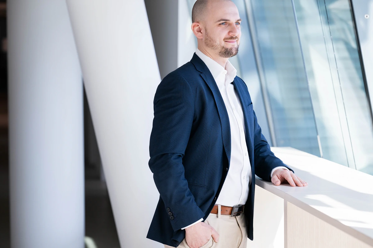 Professionelle Unternehmensfotografie Mann Stehend Fenser 2