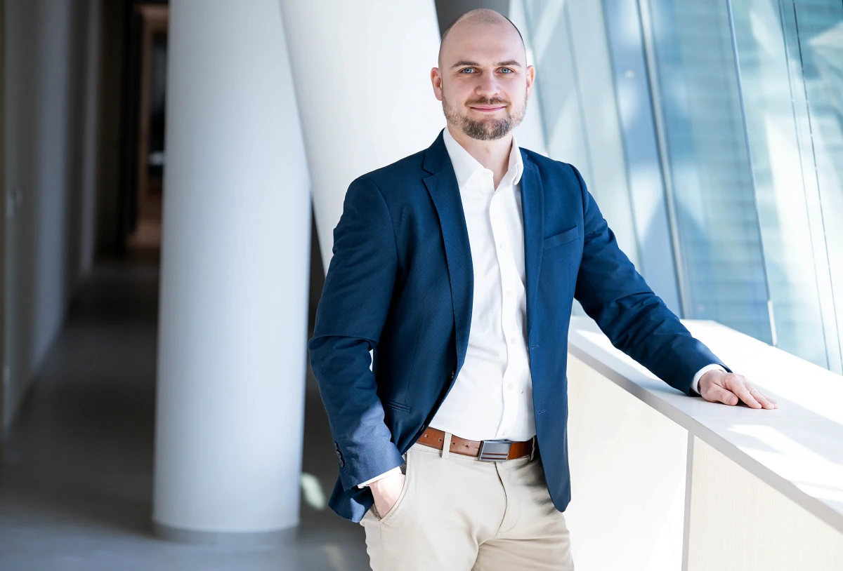 Professionelle Unternehmensfotografie Mann Stehend Fenster