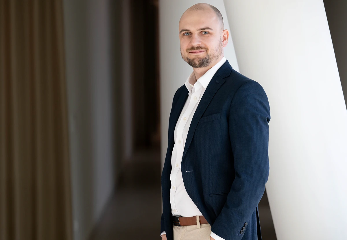 Professionelle Unternehmensfotografie Mann Stehend Seitlich