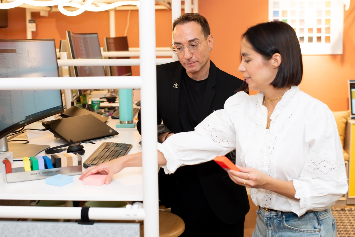 Reportagefotografie Mitarbeiter Diskussion Vor Monitor Mit Stoff