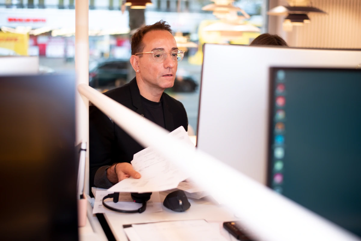 Reportagefotografie Mitarbeiter Vor Monitor Konzentriert