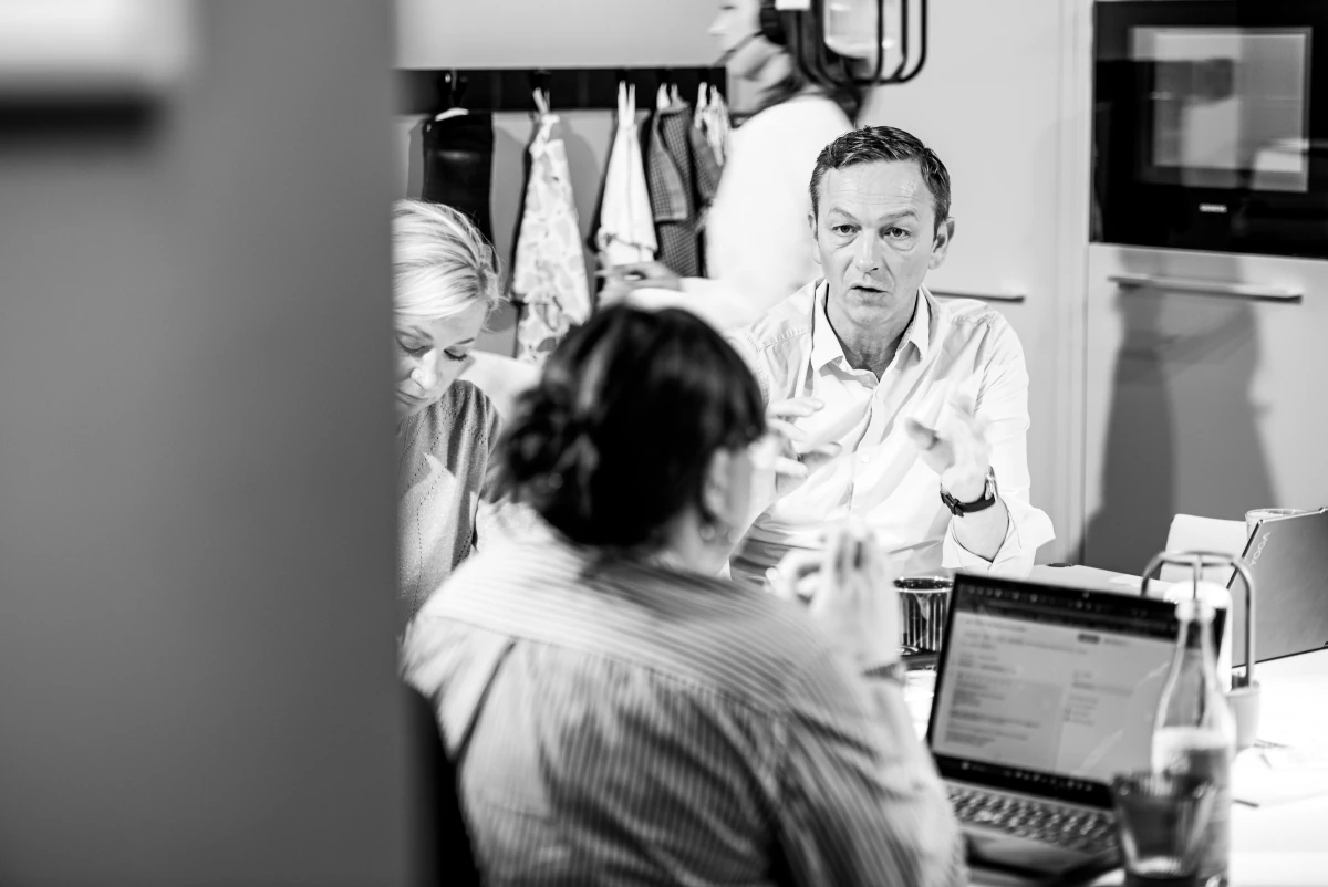 Teamfotografie Diskussion Mitarbeiter Laptop Schwarz Weiss