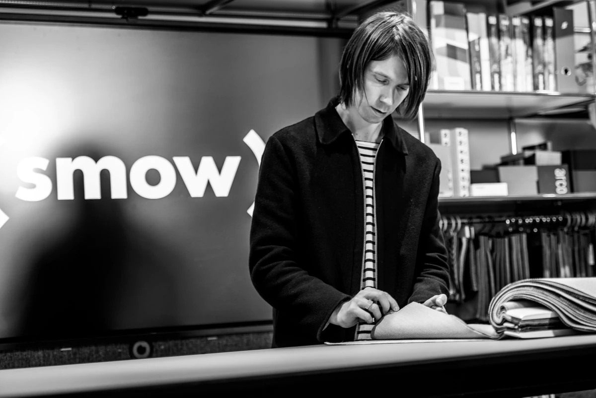 Unternehmensfotografie Mitarbeiter Katalog Logo Smow Im Hintergrund