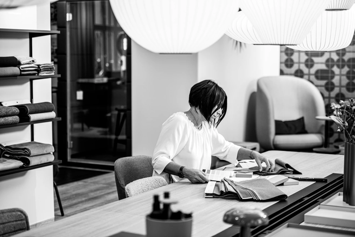 Unternehmensfotografie Mitarbeiterin Schwarz Weiss