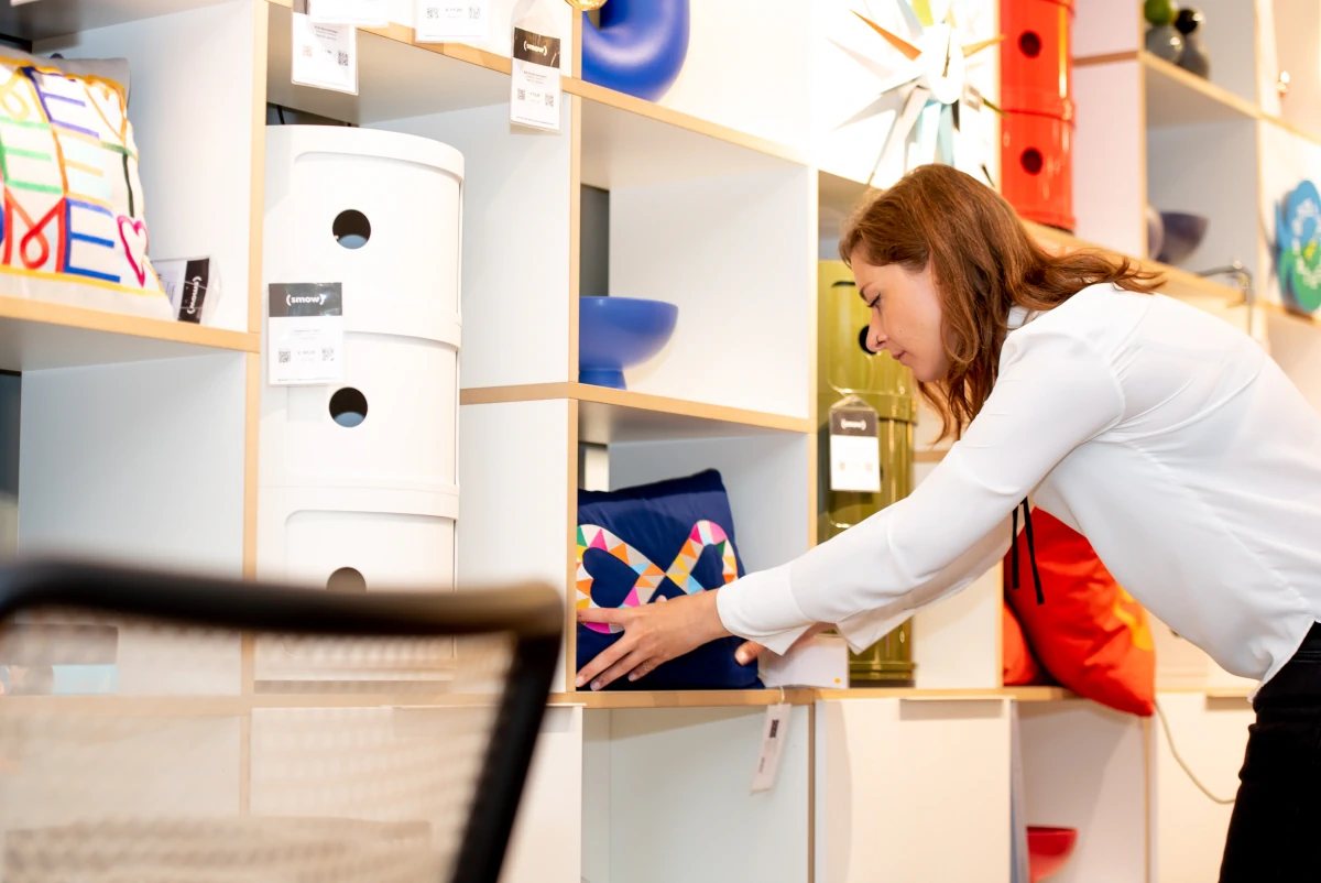 Unternehmensfotografie Reportage Retail Designer Mitarbeiterin