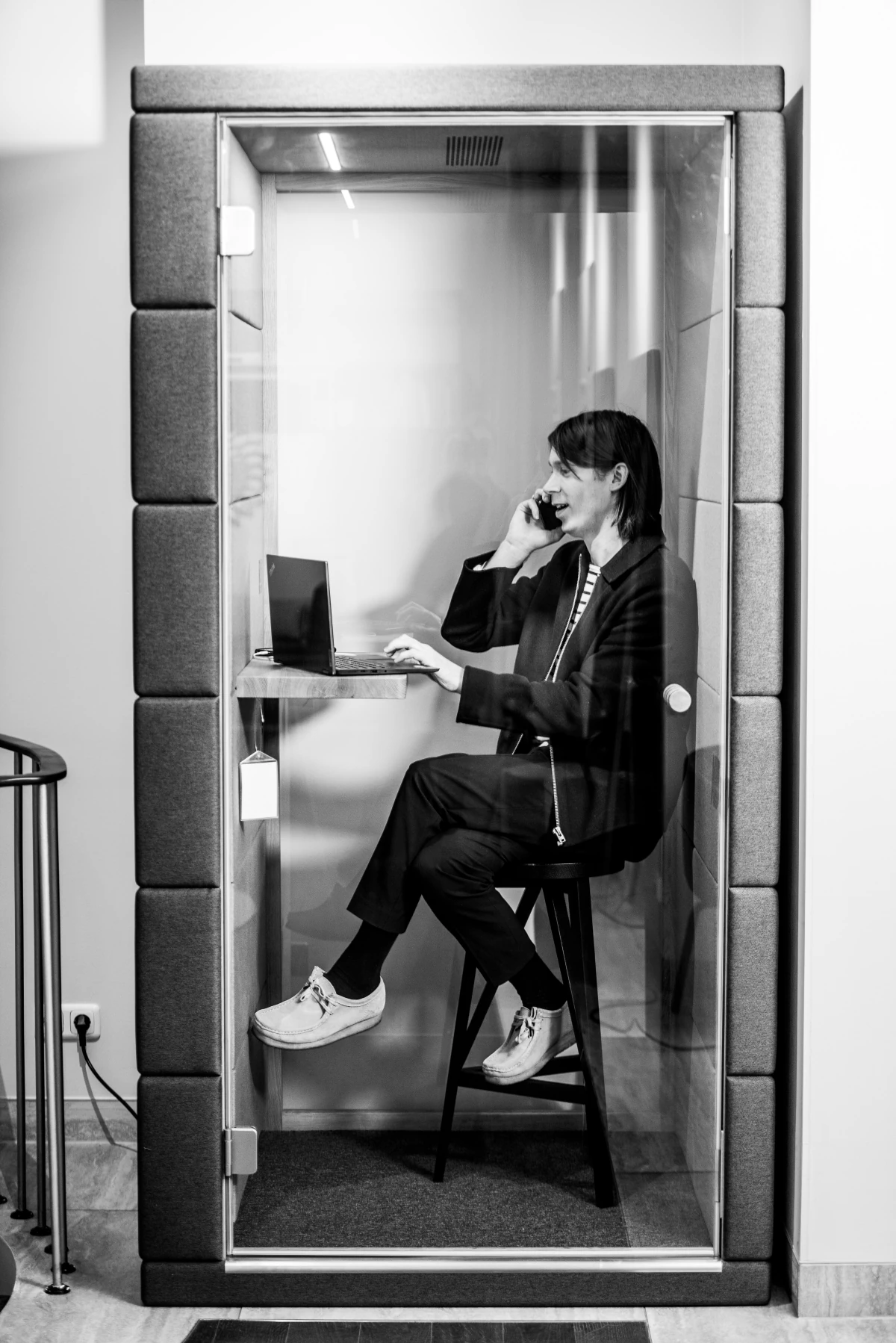 Unternehmensfotografie Telefonbox Schwarz Weiss