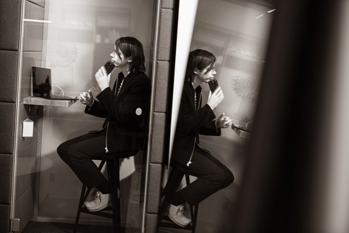 Unternehmensfotografie Telefonbox Spiegelung