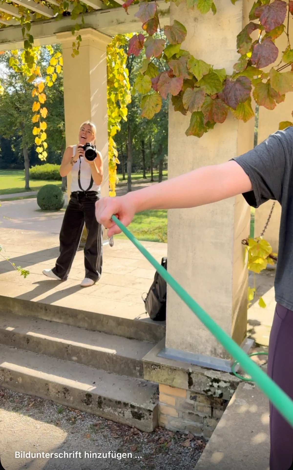 Fotografin Cathrin Bauer bei der Arbeit am Set
