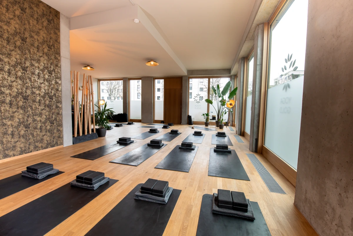 Unternehmensfotografie Yogastudio Potsdam Leer Mit Matten Angeschnittene Perspektive