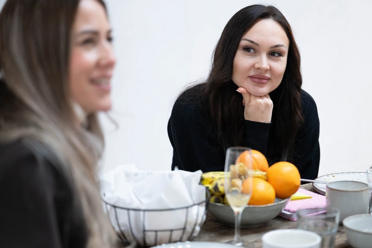 Teamevent Fotoshooting Berlin Ringana Gespraech