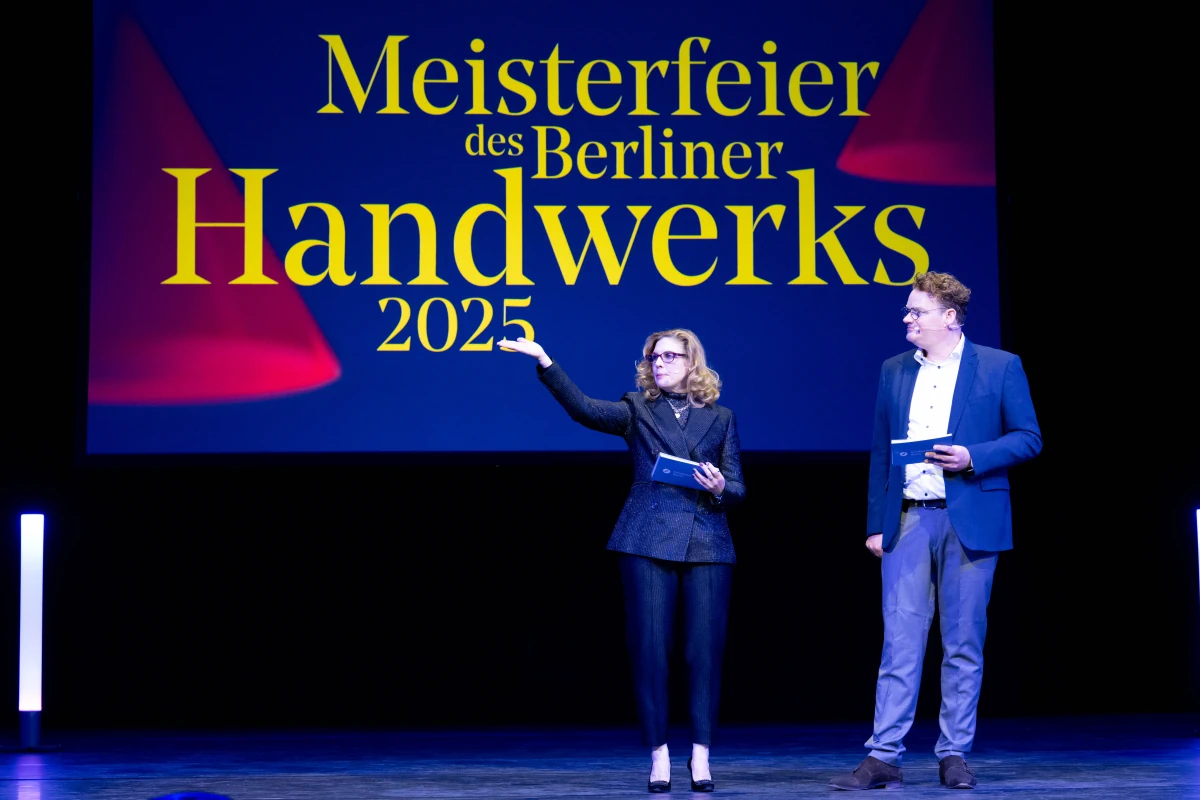 Eventfotografie Handwerkskammer Moderation Vor Leinwand