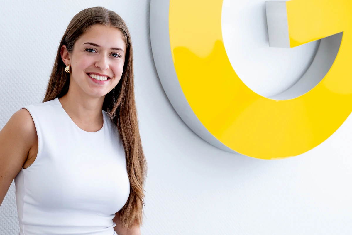 Mitarbeiterportrait Frau Vor Firmenlogo