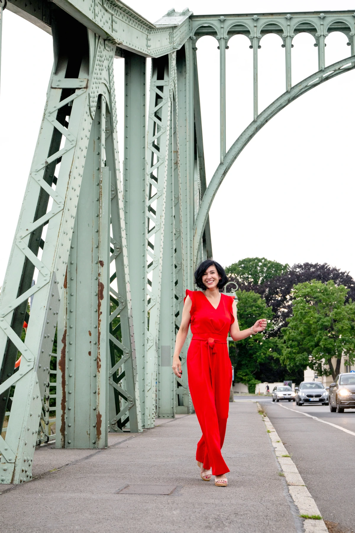 Portraitfotografie Buergermeister Wahl Potsdam Noosha Aubel Glieniecker Bruecke Mit Verkehr