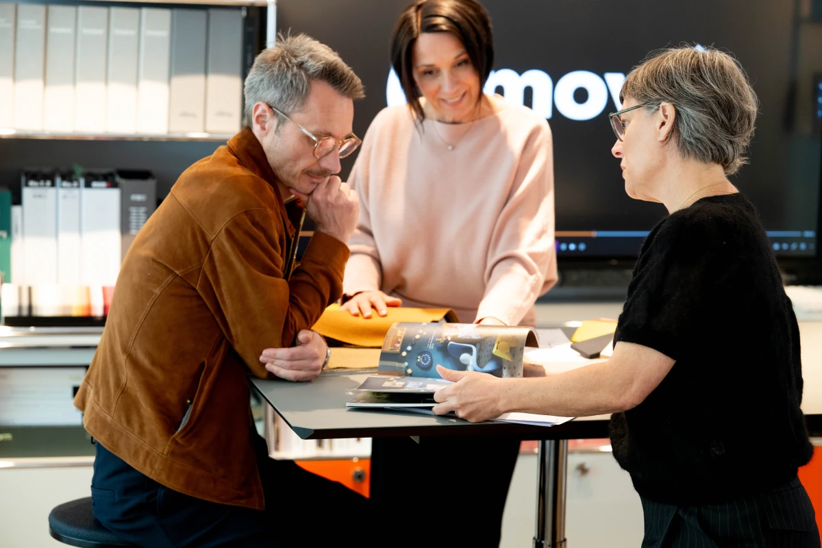 Unternehmensfotografie Messestand Drei Personen